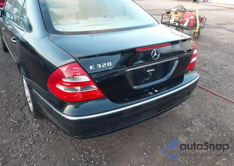 2004 Mercedes-Benz E 320 z USA, uszkodzony, nr VIN WDBUF65J74A439540